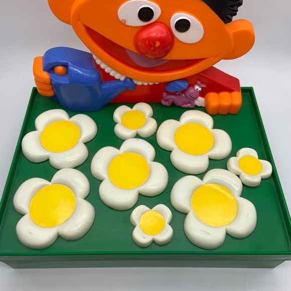 Vintage Lewco 1988 Sesame Street Ernie's Twiddley Winks Plastic Game Board - Picture 3 of 12